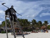 رجل الموت طريقة مبتكرة لإبعاد الناس عن الشواطئ بالمكسيك بسبب كورونا "صورة"