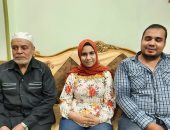 "الزهراء" طالبة بدرجة مقاتل.. الأولى على مدراس الدمج بعد حصد 407.5 درجة وتتمنى أن تكون سفيرة.. وتؤكد: أنا فى قمة فرحتى وكنت بذاكر 7 ساعات يوميا.. ووالدها: سجدت شكرا لله فور علمى بالنتيجة ومستمر فى دعم ابنتى