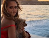 نيللى كريم تستمتع بالصيف مع كلبها على نغمات "حلوة يا بلدى".. فيديو وصور