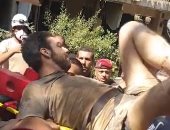 لحظة انتشال أحد المتطوعين من تحت الأنقاض بعد انفجار مرفأ بيروت.. فيديو