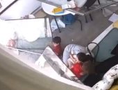 فيديو مرعب لسقوط زجاج نافذة على رأس طفل أثناء مشاهدته انفجار بيروت من المنزل 