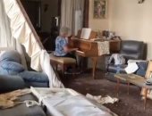 بناء الروح رغم انهيار المبانى.. شاهد عجوز لبنانية تعزف وسط حطام منزلها