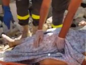من تحت أنقاض كارثة بيروت.. انتشال 4 جثث من عائلة واحدة ونجاة الابنة (فيديو)