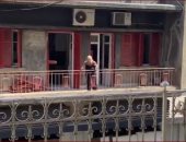 لبنانية تصرخ فى شرفة منزلها بعد تضرره من انفجار بيروت: راحت بيوتنا