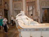 زائر يتسبب فى تلف تمثال فى متحف بإيطاليا.. صورة سيلفى السبب