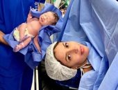 أول صورة للمطربة جنات وابنتها الثانية جوليا داخل غرفة العمليات بعد الولادة