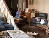 انفجار بيروت.. عجوز تعزف الموسيقى وسط الدمار فى منزلها.. فيديو