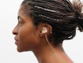 باحثون يطورون جهازا يشبه سماعة الأذن يمكنه مساعدتك على تعلم اللغات