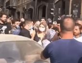 لحظة طرد وزيرة العدل اللبنانية من إحدى المناطق المنكوية جراء تفجيرات بيروت.. فيديو