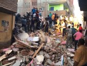 الشرطة تبحث عن ضحايا أسفل أنقاض المنزل المنهار بالمحلة.. صور