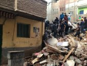 انهيار "بلكونات" المنزل الملاصق للعقار المنهار في المحلة وتصدع بيت آخر