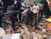 البحث عن 7 أشخاص بينهم 4 أطفال أسفل المنزل المنهار بالمحلة