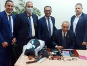 ضبط راكب بمطار القاهرة قادما من نيويورك بحوزته أسلحة نارية وبيضاء ..صور 