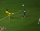 فيديو .. أبو جبل يداعب الكرة في مباراة الزمالك والمصري