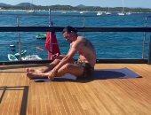 إبراهيموفيتش يحافظ على لياقته بتدريبات بدنية وسط البحر.. فيديو 