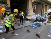 شباب لبنانيون ينظفون شوارع بيروت ويجمعون التبرعات