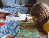 طفلة بريطانية تجمع 50 ألف جنيه إسترلينى لمرضى السرطان بلوحاتها البسيطة.. صور