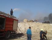 رئيس مدينة قويسنا ينتقل لمكان الحريق الهائل بمخزن الكرتون ..صور