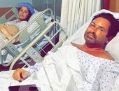 عماد خليل ولينا علامة فى المستشفى لتلقى العلاج بعد تصويرهما انفجار مرفأ بيروت