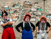 مهرجون يستغلون الإغلاق ببيرو لرفع روح المواطنين المعنوية بالرقص فى الشارع.. صور