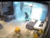 فيديو مرعب.. سيدة تطير عدة أمتار فى منزلها بسبب الموجة العنيفة لتفجير بيروت