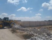 صور .. إزالة أسوار مخالفة بمساحة 1000 متر ببرج العرب غرب الإسكندرية