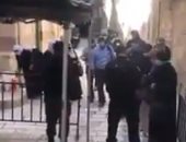 الاحتلال يضع حواجز حديدية لمنع أهالي الضفة من دخول المسجد الأقصى.. فيديو
