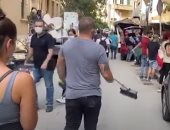 مبادرات شبابية فى بيروت لتنظيف الطرق من آثار انفجار المرفأ.. فيديو