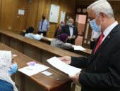 رئيس جامعة المنوفية يتابع اختبارات 300 طالب وطالبة للقبول بكلية الإعلام