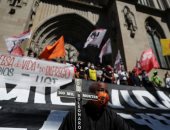 مسيرات لتأبين 100 ألف حالة وفاة فى البرازيل بسبب وباء كورونا