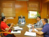 رئيس جامعة الأقصر يجتمع بوكلاء الكليات لشئون الدراسات العليا والبحوث