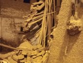 انهيار منزل قديم من طابقين دون وقوع إصابات فى قنا.. صور