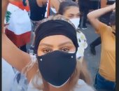 صور.. مايا دياب تنضم لآلاف المتظاهرين فى شوارع لبنان وتعلق: كلنا للوطن