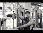 خالد سليم يستعرض عضلاته فى الجيم اثناء ممارسة التمارين.. فيديو وصور