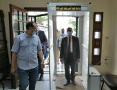 صور .. رئيس شركة مياه الإسكندرية يتابع تطبيق الاجراءات الإحترازية بالفروع التجارية 