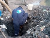 إصلاح كسر خط مياه رئيسى بشارع السوق فى السيل بأسوان