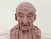 "محمود" من سوهاج يشارك بتماثيل من أعماله فى فن النحت لطبيب الغلابة