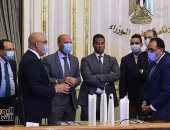 رئيس الوزراء يستعرض مخططات إنشاء مجمع متعدد الاستخدامات بالعلمين الجديدة   
