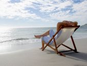 الجلوس بوضع الساق فوق الأخرى يسبب تجلط الأوردة.. خبراء يحذرون