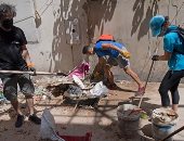 موظفو الأمم المتحدة ينظفون شوارع بيروت.. صور  