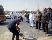 محافظ القليوبية ومدير الأمن ينتقلان لموقع تصادم سيارتين على الطريق الإقليمى