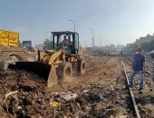 رئيس حى ثان المحلة الكبرى يقود حملة نظافة بطول حرم السكة الحديد.. صور