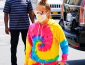 جينيفر لوبيز  تتألق فى إطلالة رياضية بألوان قوس قزح بشوارع نيويورك 