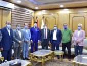 رئيس جامعة بنى سويف يبحث مع وفد من رجال أعمال ربط البحث العلمى بالصناعة