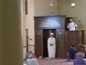 واقعة غريبة.. مسجد واحد وخطبتان مختلفتان (فيديو)