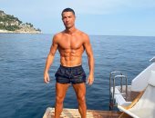 كريستيانو رونالدو يستعرض عضلات البطن بعد الخروج من دورى أبطال أوروبا