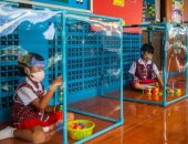 صناديق بلاستيك وكمامات.. إجراءات الوقاية من فيروس كورونا فى مدارس تايلاند