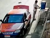 كاميرات مراقبة ترصد سائق تاكسى يسرق كولمن مياه "سبيل لله" بشوارع الغردقة.. فيديو 