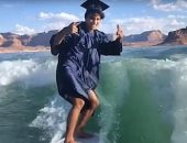 شاب يرتدى ملابس التخرج أثناء التزحلق على الماء.. صور