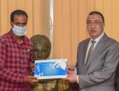 محافظ الإسكندرية يكرم عاملا تعرض للاعتداء أثناء إخلاء التجمعات بشاطئ النخيل